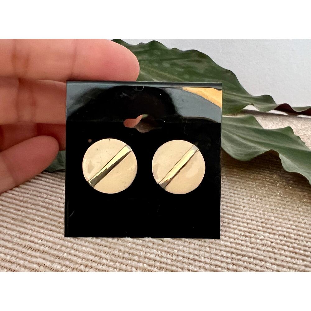 Vintage Gold & Beige Enamel Stud Earrings, Circle 90s Jewelry, Retro 80s - Picture 4 of 8